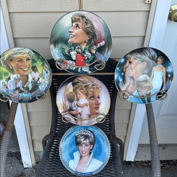 Franklin Mint Porcelain Portrait Doll Box - Blue and Gold - Picture 3 of 3